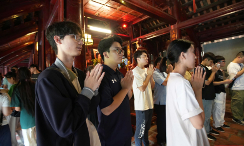 Sĩ tử đổ về Văn Miếu – Quốc Tử Giám trước kỳ thi “vượt vũ môn”