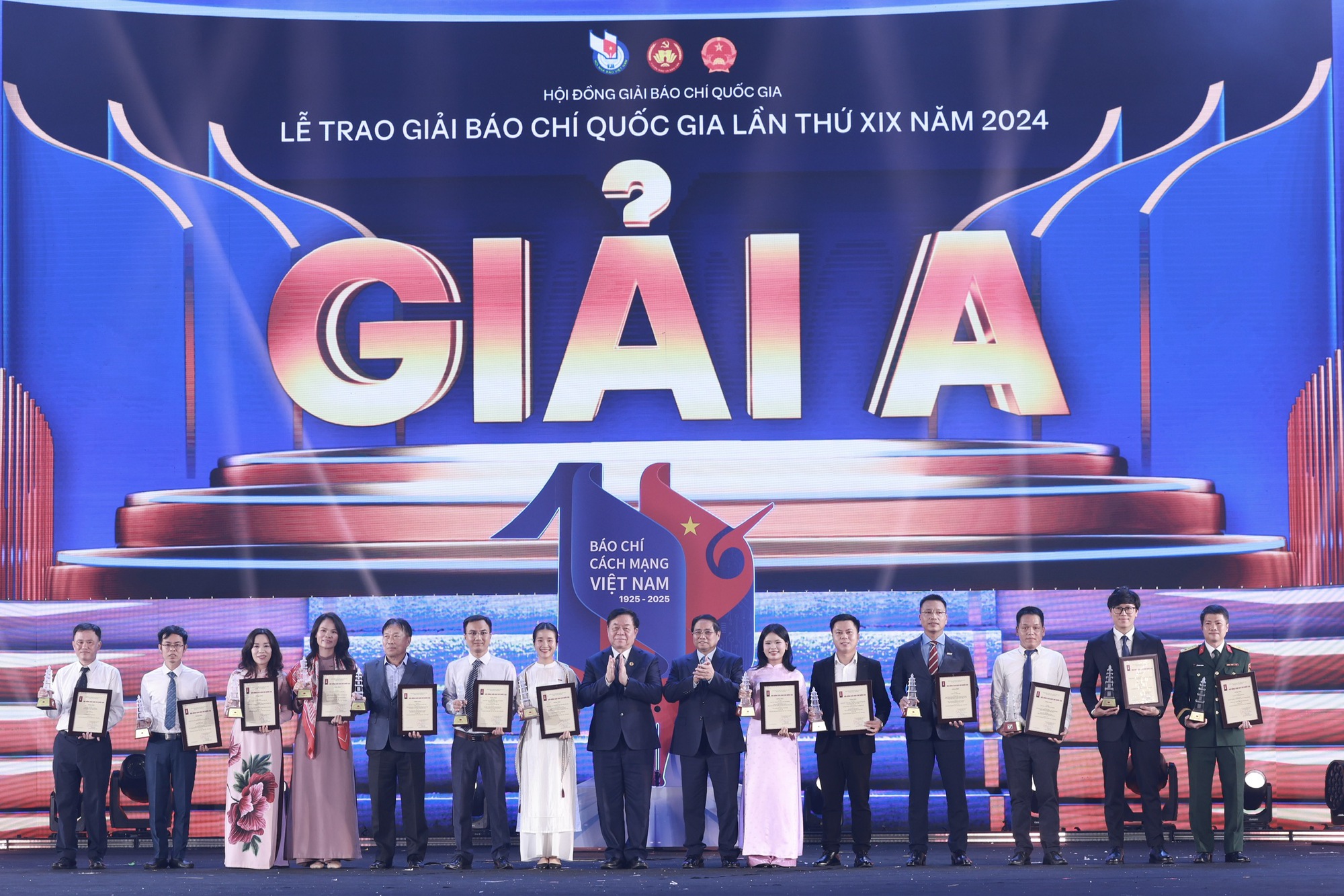 Thủ tướng Phạm Minh Ch&iacute;nh, Trưởng Ban Tuy&ecirc;n gi&aacute;o v&agrave; D&acirc;n vận Trung ương Nguyễn Trọng Nghĩa trao giải A cho c&aacute;c t&aacute;c giả, nh&oacute;m t&aacute;c giả đoạt giải - Ảnh: VGP/Nhật Bắc