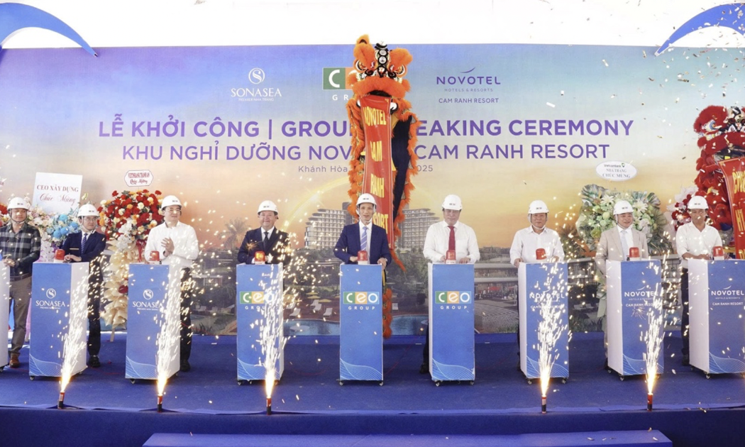 Các đại biểu nhấn nút khởi công dự án Novotel Cam Ranh Resort