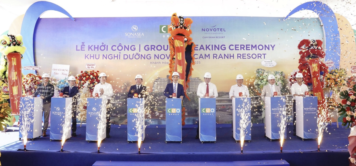 Các đại biểu nhấn nút khởi công dự án Novotel Cam Ranh Resort