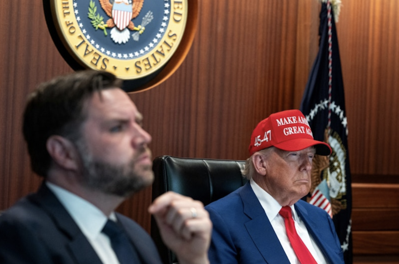 Tổng thống Mỹ Donald Trump và Phó tổng thống JD Vance tại Phòng Tình huống ở Nhà Trắng hôm 21/6 - Ảnh: Nhà Trắng/Reuters.