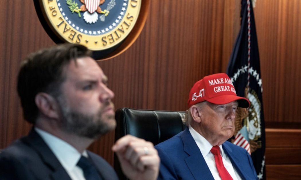 Tổng thống Mỹ Donald Trump và Phó tổng thống JD Vance tại Phòng Tình huống ở Nhà Trắng hôm 21/6 - Ảnh: Nhà Trắng/Reuters.