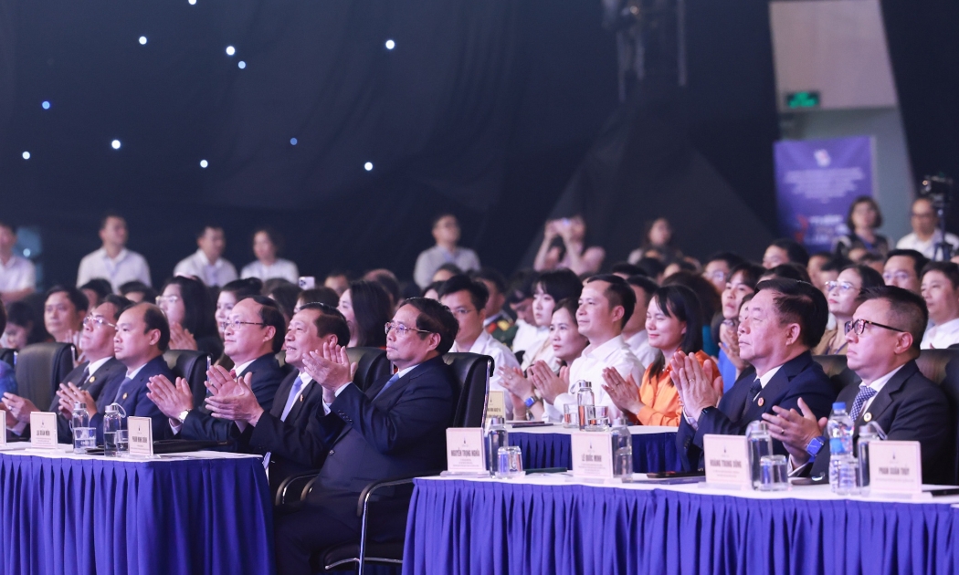 Thủ tướng Phạm Minh Chính, Trưởng Ban Tuyên giáo và Dân vận Trung ương Nguyễn Trọng Nghĩa cùng các đại biểu dự lễ trao Giải Báo chí quốc gia lần thứ XIX - Ảnh: VGP/Nhật Bắc.