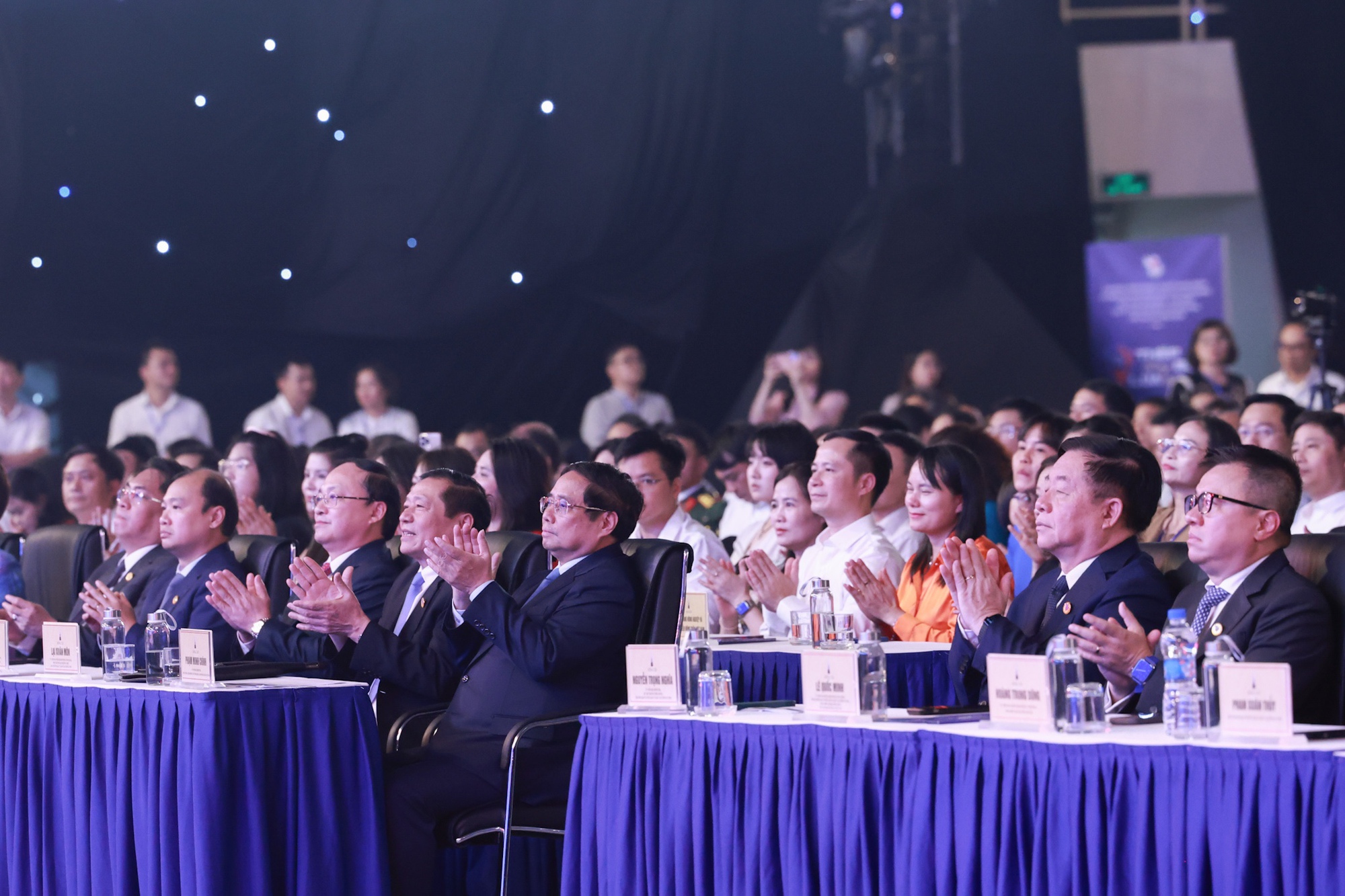 Thủ tướng Phạm Minh Chính, Trưởng Ban Tuyên giáo và Dân vận Trung ương Nguyễn Trọng Nghĩa cùng các đại biểu dự lễ trao Giải Báo chí quốc gia lần thứ XIX - Ảnh: VGP/Nhật Bắc.