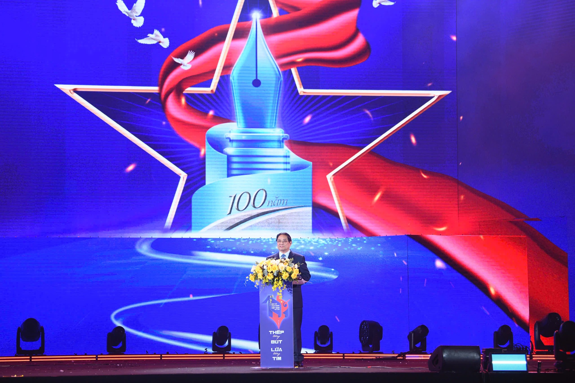 Thủ tướng nêu rõ Giải Báo chí quốc gia là Giải báo chí thường niên cao quý nhất nhằm tôn vinh các tác giả, tác phẩm có những đóng góp xuất sắc vào sự nghiệp phát triển báo chí nước nhà - Ảnh: VGP/Nhật Bắc.