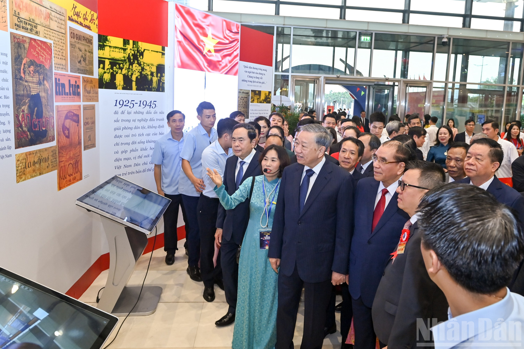 Tổng Bí thư Tô Lâm, các đồng chí lãnh đạo Đảng, Nhà nước và các đại biểu tham quan triển lãm ảnh, tư liệu, hiện vật lịch sử về truyền thống 100 năm Ngày Báo chí Cách mạng Việt Nam; thành tựu xu hướng phát triển báo chí trong kỷ nguyên mới; trưng bày các thiết bị, ứng dụng công nghệ báo chí-truyền thông hiện đại.