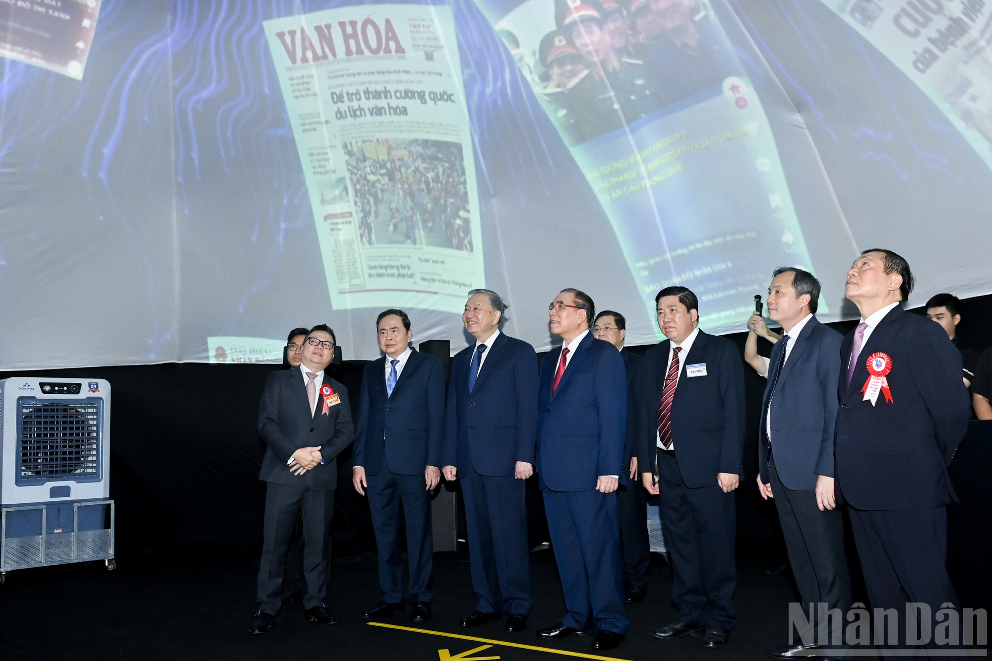 Tổng B&iacute; thư T&ocirc; L&acirc;m, c&aacute;c đồng ch&iacute; l&atilde;nh đạo Đảng, Nh&agrave; nước v&agrave; c&aacute;c đại biểu tham quan triển l&atilde;m ảnh, tư liệu, hiện vật lịch sử về truyền thống 100 năm Ng&agrave;y B&aacute;o ch&iacute; C&aacute;ch mạng Việt Nam; th&agrave;nh tựu xu hướng ph&aacute;t triển b&aacute;o ch&iacute; trong kỷ nguy&ecirc;n mới; trưng b&agrave;y c&aacute;c thiết bị, ứng dụng c&ocirc;ng nghệ b&aacute;o ch&iacute;-truyền th&ocirc;ng hiện đại.