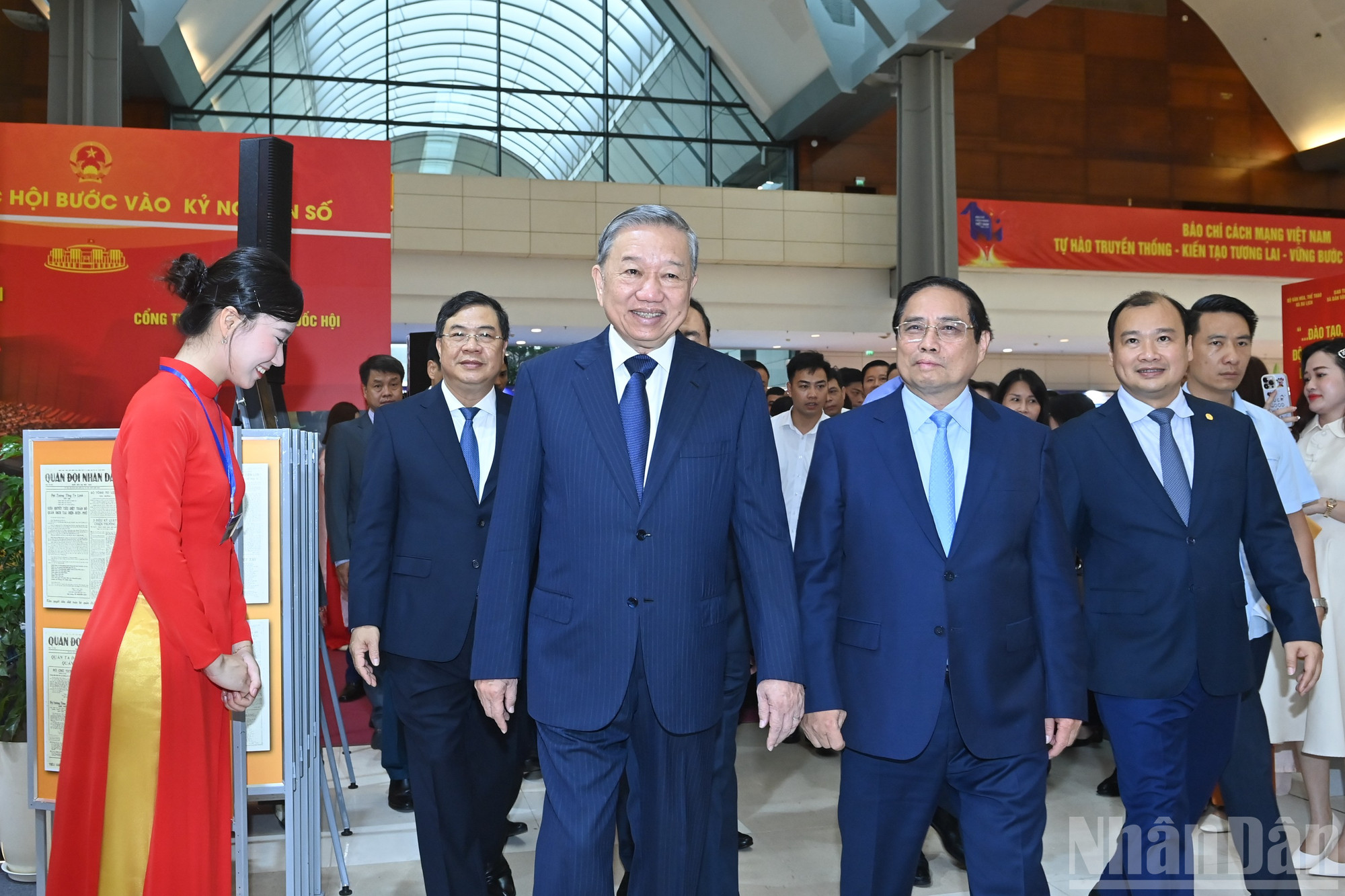 Tổng Bí thư Tô Lâm và các đồng chí lãnh đạo tham quan các gian trưng bày.