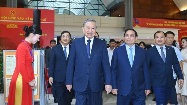 Tổng Bí thư Tô Lâm tham quan không gian trưng bày Hội báo toàn quốc 2025