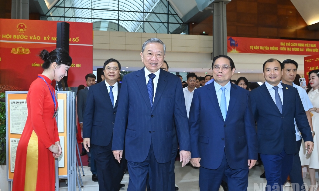 Tổng Bí thư Tô Lâm và các đồng chí lãnh đạo tham quan các gian trưng bày.