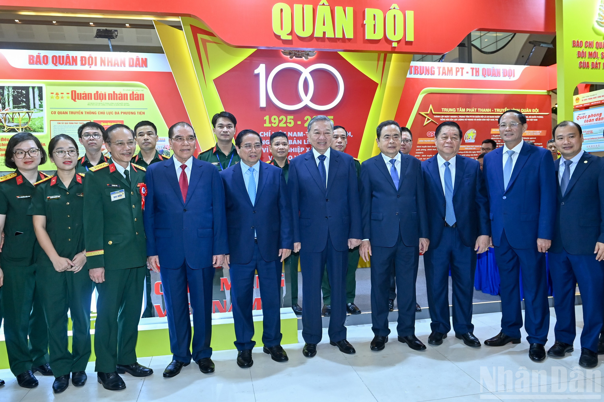 Tổng Bí thư Tô Lâm, các đồng chí lãnh đạo Đảng, Nhà nước và các đại biểu tham quan không gian trưng bày của khối các cơ quan báo chí Quân đội.