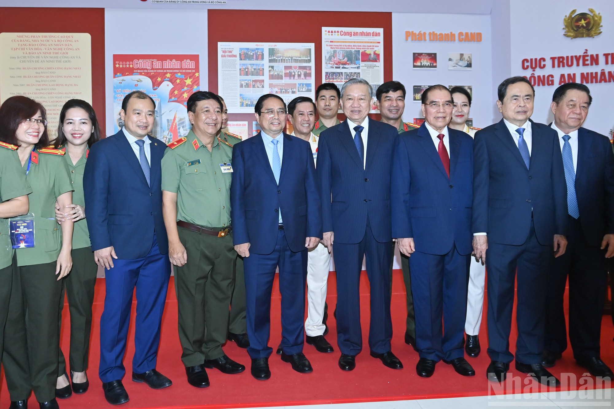 Tổng B&iacute; thư T&ocirc; L&acirc;m, nguy&ecirc;n Tổng B&iacute; thư N&ocirc;ng Đức Mạnh, Thủ tướng Phạm Minh Ch&iacute;nh c&ugrave;ng c&aacute;c đồng ch&iacute; l&atilde;nh đạo Đảng, Nh&agrave; nước v&agrave; c&aacute;c đại biểu tham quan kh&ocirc;ng gian trưng b&agrave;y của khối c&aacute;c cơ quan b&aacute;o ch&iacute; C&ocirc;ng an nh&acirc;n d&acirc;n.