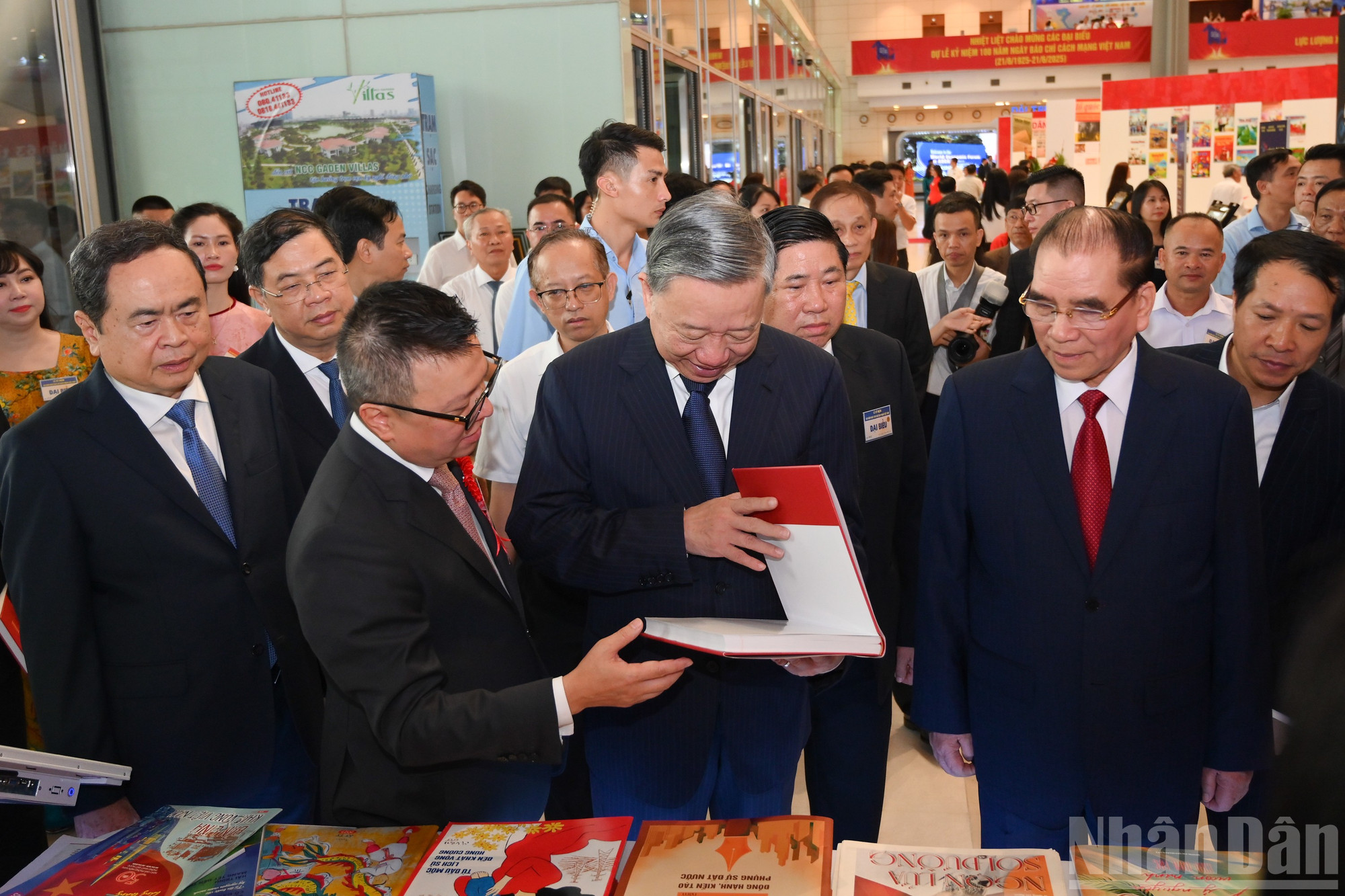 Tổng B&iacute; thư T&ocirc; L&acirc;m v&agrave; c&aacute;c đồng ch&iacute; l&atilde;nh đạo tham quan gian trưng b&agrave;y B&aacute;o Nh&acirc;n D&acirc;n.