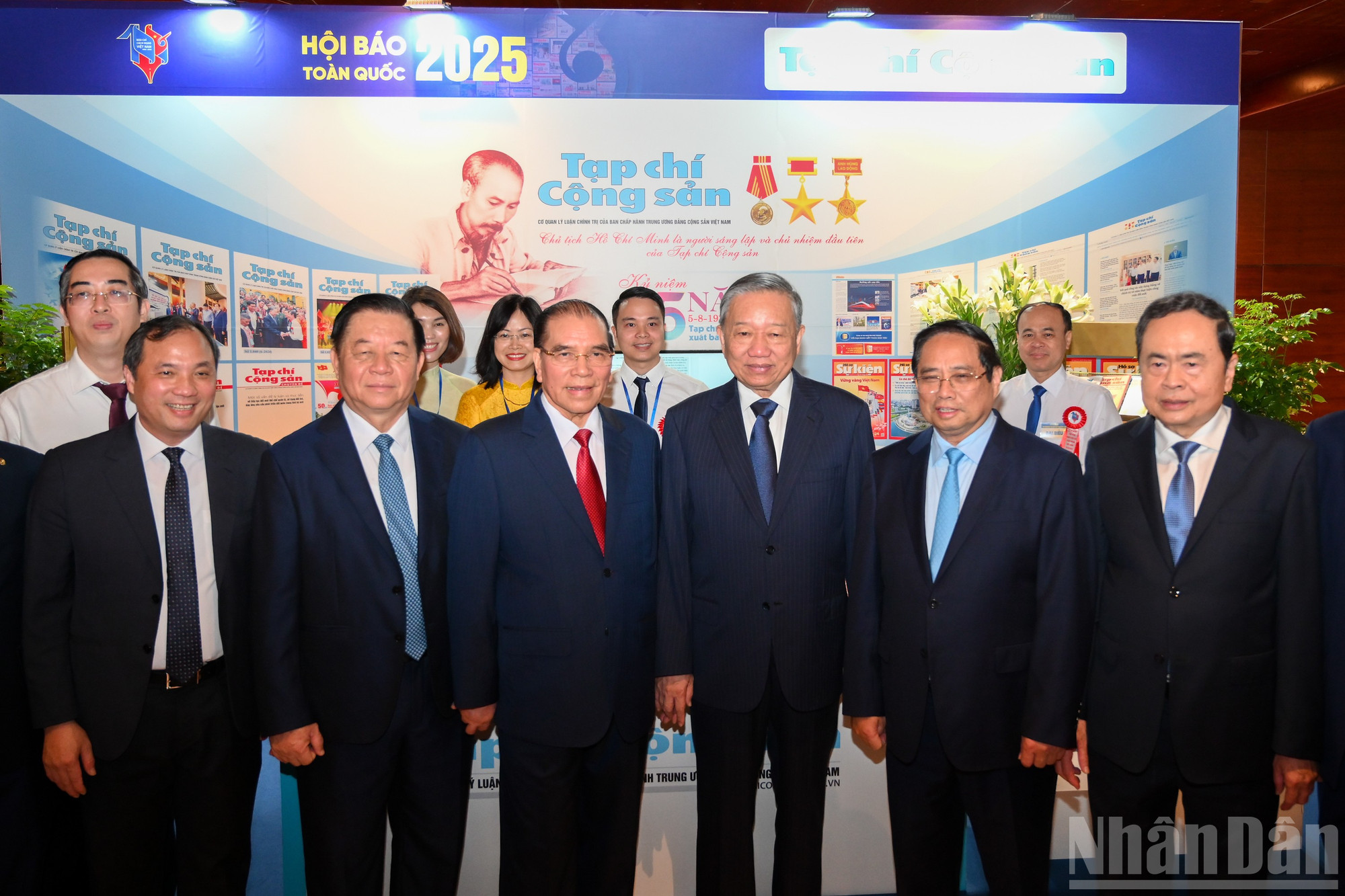 Tổng B&iacute; thư T&ocirc; L&acirc;m, nguy&ecirc;n Tổng B&iacute; thư N&ocirc;ng Đức Mạnh, Thủ tướng Phạm Minh Ch&iacute;nh c&ugrave;ng c&aacute;c đồng ch&iacute; l&atilde;nh đạo Đảng, Nh&agrave; nước v&agrave; c&aacute;c đại biểu tham quan kh&ocirc;ng gian trưng b&agrave;y của Tạp ch&iacute; Cộng sản.