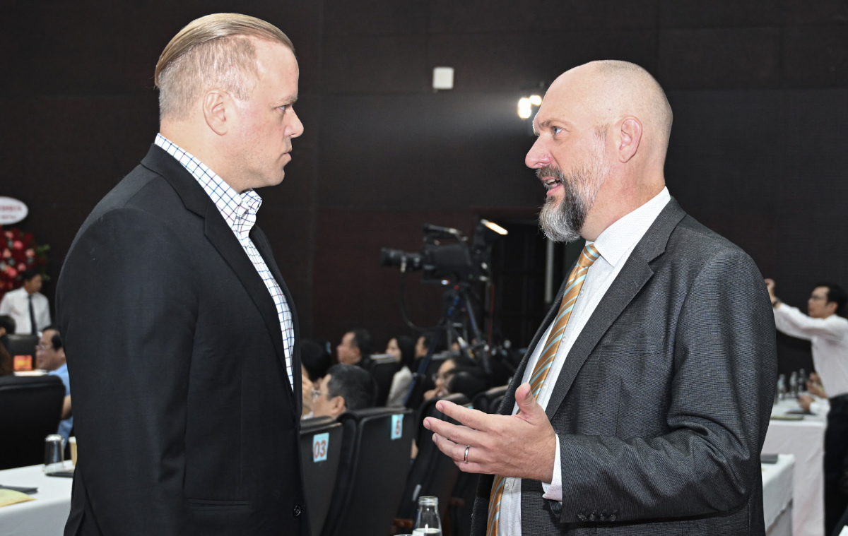 &Ocirc;ng Richard McClellan - Ph&oacute; Tổng Gi&aacute;m đốc Tập đo&agrave;n Terne Việt Nam (b&ecirc;n phải), đại diện Tập đo&agrave;n Terne Holdings v&agrave; The One Destination, một trong những nh&agrave; đầu tư chiến lược v&agrave;o Khu thương mại tự do Đ&agrave; Nẵng.&nbsp;