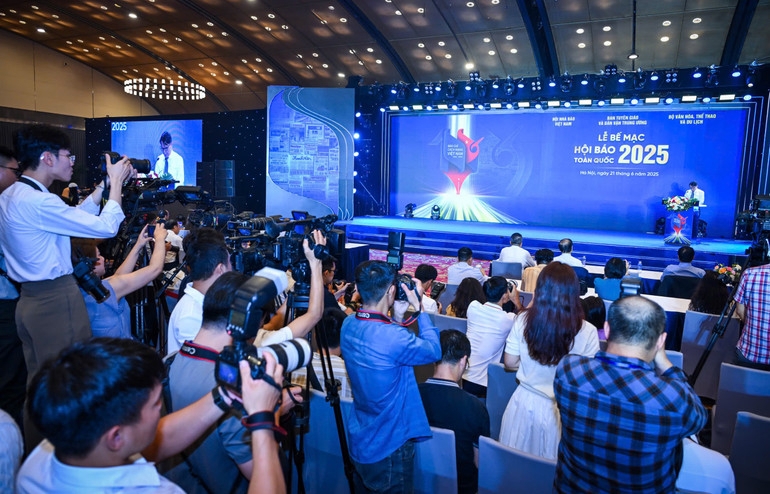 To&agrave;n cảnh lễ bế mạc Hội b&aacute;o to&agrave;n quốc 2025.