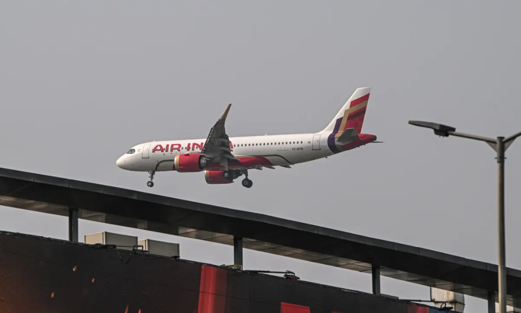Một chiếc máy bay Airbus A320 của Air India chuẩn bị hạ cánh tại Sân bay quốc tế Indira Gandhi ở New Delhi - Ảnh: Bloomberg