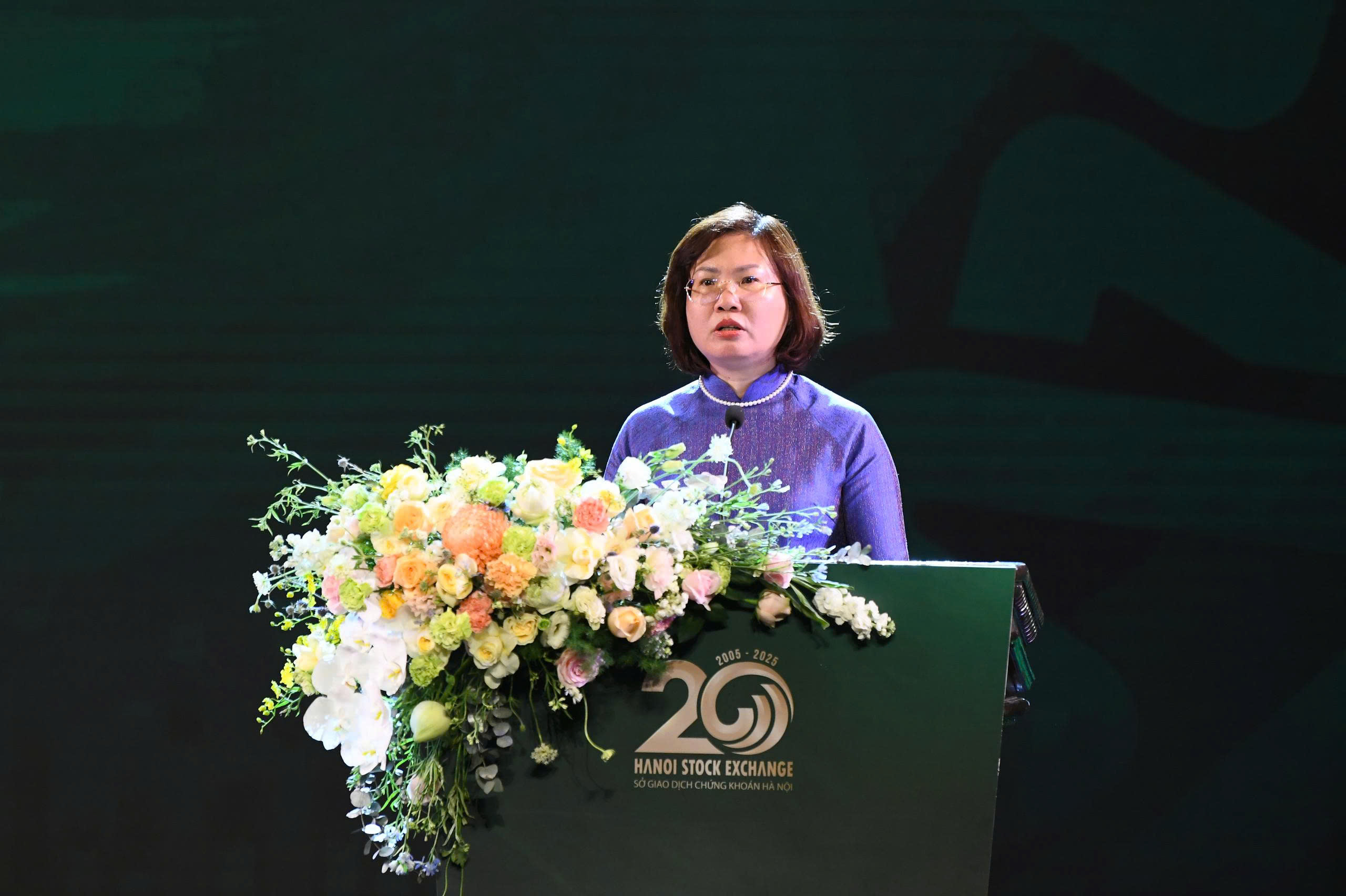 Chủ tịch Ủy ban Chứng khoán Nhà nước Vũ Thị Chân Phương phát biểu tại Lễ kỷ niệm 20 năm khai trương hoạt động Sở Giao dịch chứng khoán Hà Nội.