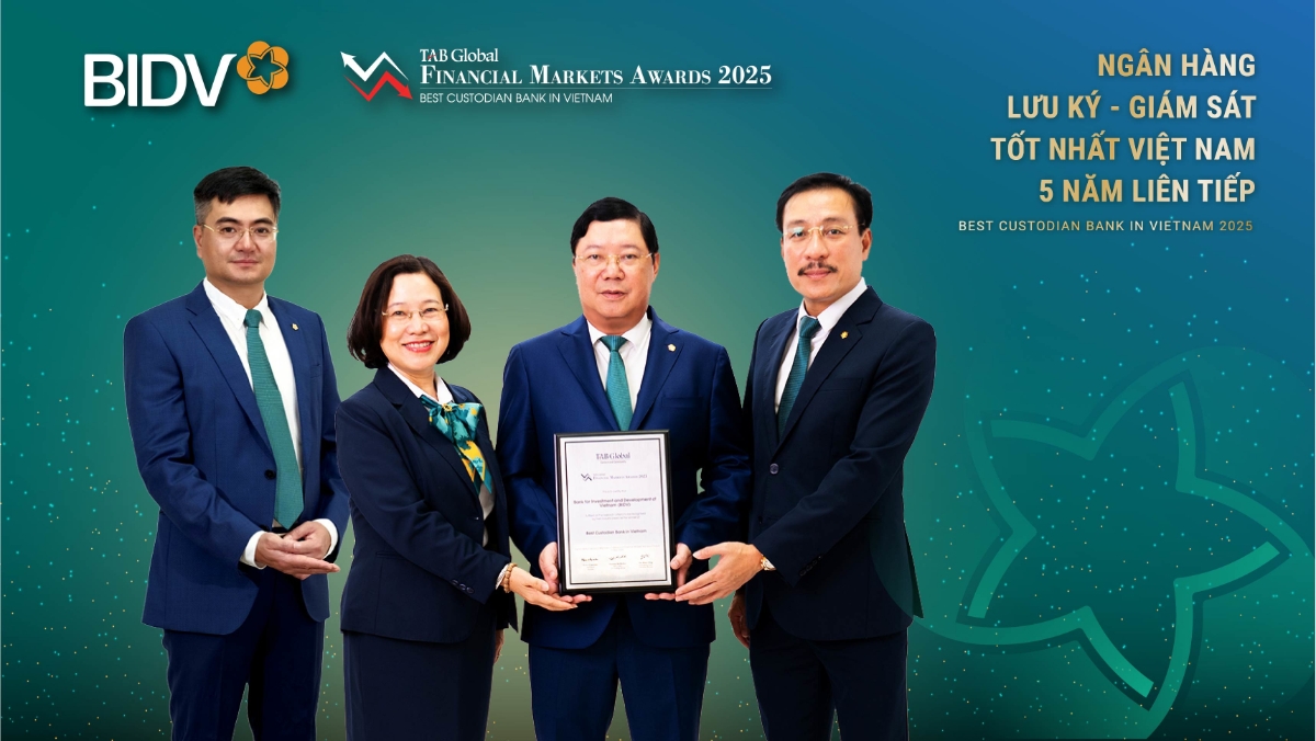 Đại diện BIDV nhận Giải thưởng. Giải thưởng thuộc hạng mục Financial Market của The Asian Banker một lần nữa khẳng định vị thế dẫn đầu của BIDV đối với các sản phẩm dịch vụ chứng khoán trong suốt 25 năm hình thành và phát triển của thị trường chứng khoán Việt Nam.