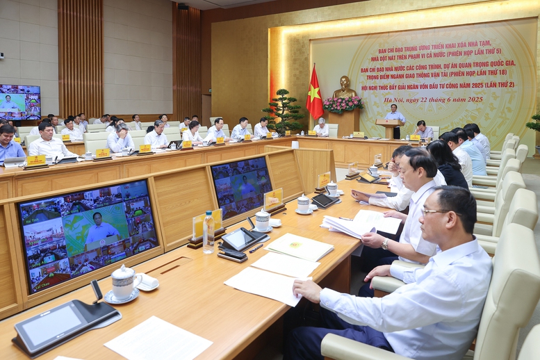 Quang cảnh hội nghị trực tuyến về 3 nội dung quan trọng gồm Phi&ecirc;n họp Ban Chỉ đạo Trung ương triển khai x&oacute;a nh&agrave; tạm, nh&agrave; dột n&aacute;t tr&ecirc;n phạm vi cả nước (lần thứ 5); phi&ecirc;n họp Ban Chỉ đạo Nh&agrave; nước c&aacute;c c&ocirc;ng tr&igrave;nh, dự &aacute;n quan trọng quốc gia, trọng điểm ng&agrave;nh giao th&ocirc;ng vận tải (lần thứ 18) v&agrave; Hội nghị th&uacute;c đẩy giải ng&acirc;n vốn đầu tư c&ocirc;ng năm 2025 (lần thứ 2). Ảnh: VGP