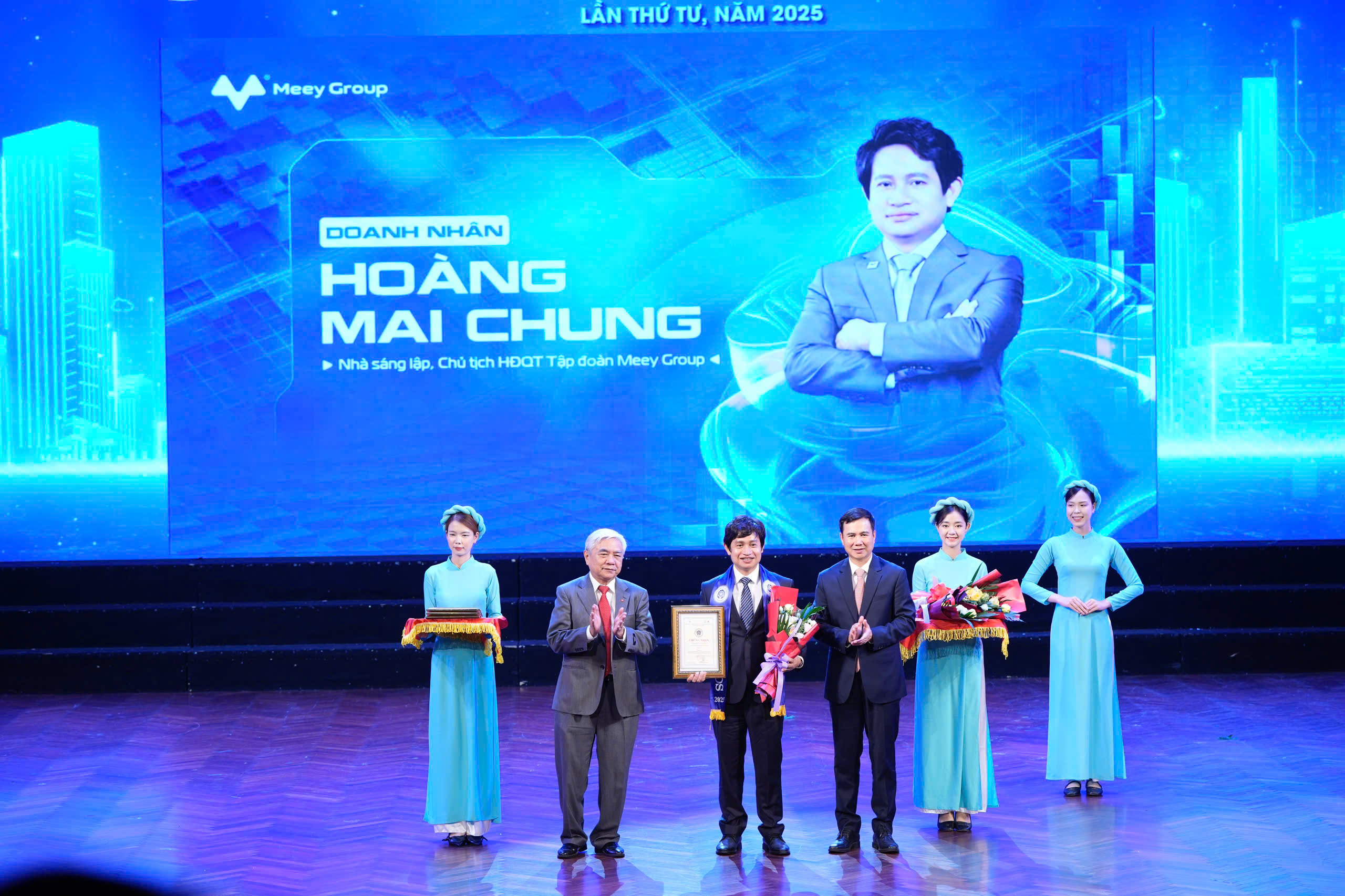 Ông Hoàng Mai Chung - Chủ tịch HĐQT Meey Group nhận giải thưởng doanh nhân tiên phong đổi mới sang tạo và chuyển đổi số trong kỷ nguyên vươn mình của đất nước.
