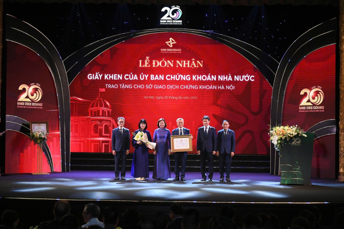 Chủ tịch Ủy ban chứng kho&aacute;n Nh&agrave; nước trao Giấy khen cho HNX v&igrave; đ&atilde; c&oacute; th&agrave;nh t&iacute;ch, đ&oacute;ng g&oacute;p đối với sự ph&aacute;t triển của Thị trường chứng kho&aacute;n Việt Nam giai đạon 2020 - 2024, g&oacute;p phần v&agrave;o sự ph&aacute;t triển kinh tế - x&atilde; hội của đất nước.