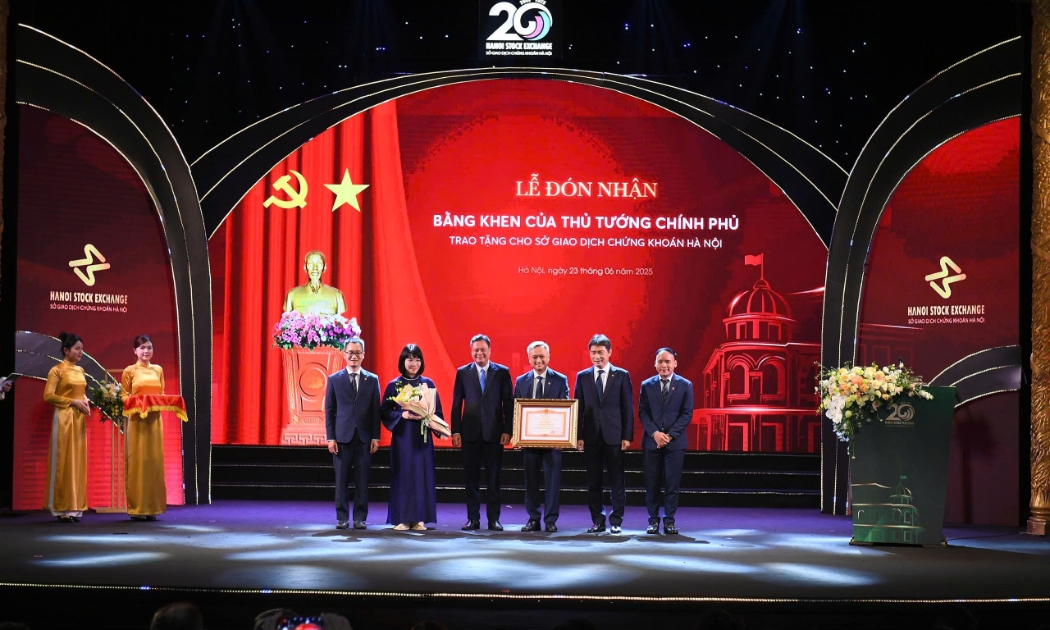 HNX vinh dự được nhận bằng khen của Thủ tướng Chính phủ vì đã có thành tích xuất sắc đột xuất trong công tác tổ chức và vận hành hệ thống giao dịch Trái phiếu doanh nghiệp riêng lẻ, góp phần vào sự phát triển kinh tế - xã hội của đất nước.