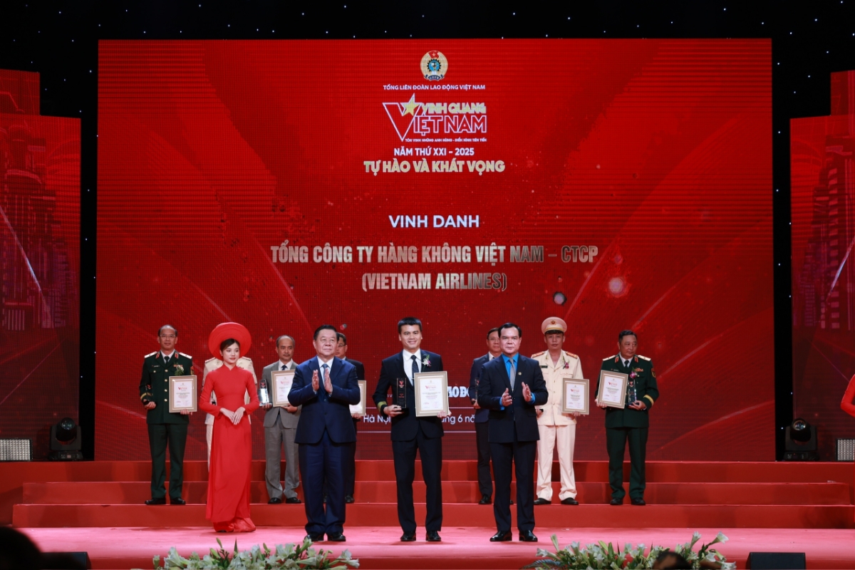 &Ocirc;ng T&ocirc; Ngọc Giang, Ph&oacute; Tổng gi&aacute;m đốc Vietnam Airlines, nhận Kỷ niệm chương vinh danh tại chương tr&igrave;nh 