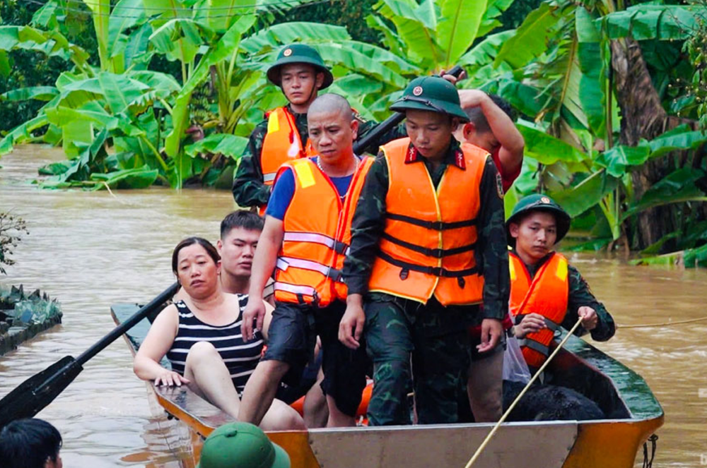 Lực lượng cứu hộ thành phố Sông Công nhanh chóng di chuyển người dân đến nơi an toàn. 