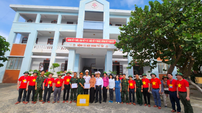 Trao tặng vật tư, thiết bị y tế cho bệnh x&aacute; đảo ở Trường Sa, th&aacute;ng 5/2024 . Ảnh: Thu Chung.&nbsp;