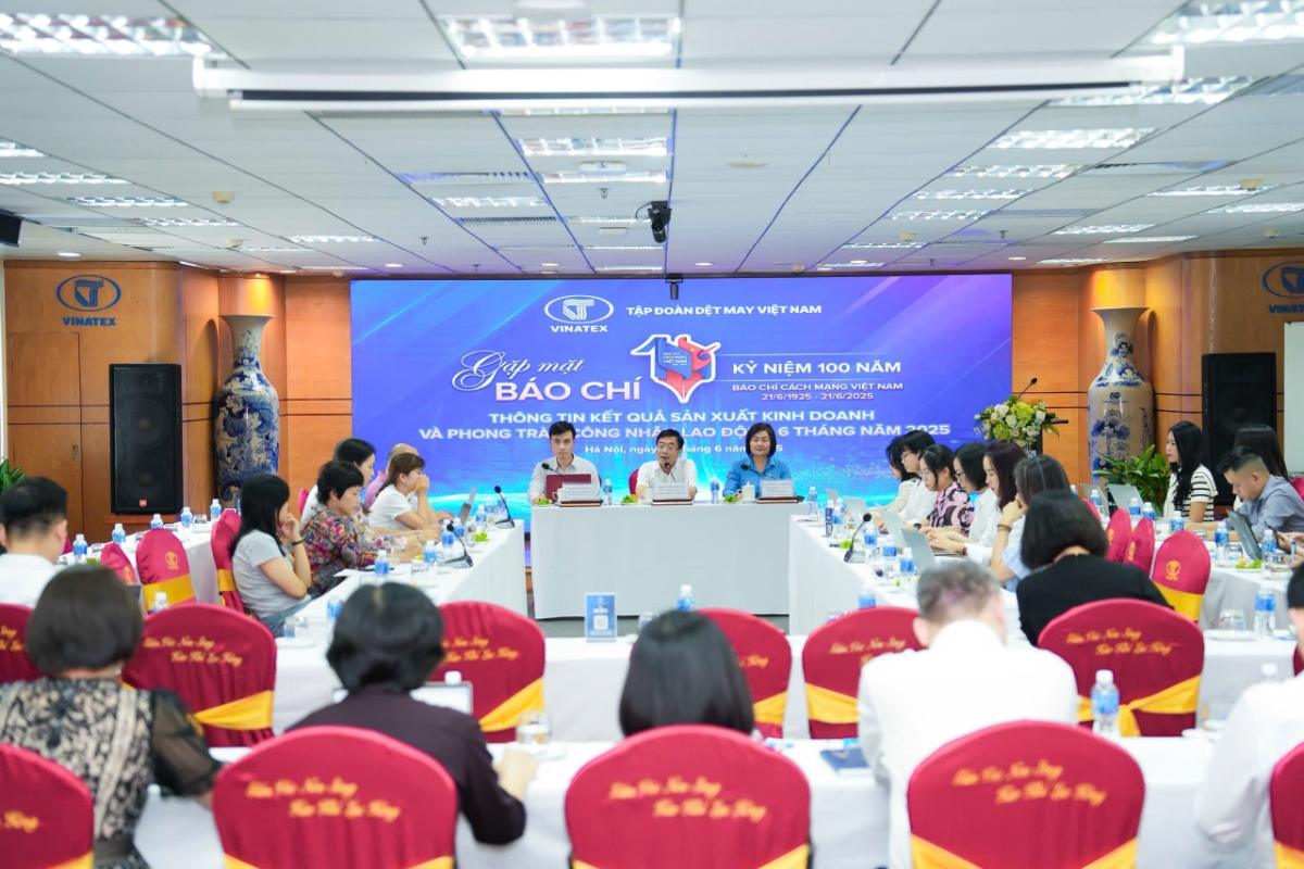 L&atilde;nh đạo Vinatex gặp mặt b&aacute;o ch&iacute; chia sẻ kết quả sản xuất, kinh doanh 5 th&aacute;ng đầu năm 2025