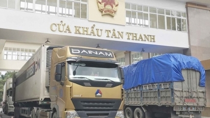 Cargo trucks via Lang Son province's border agates to China on the rise