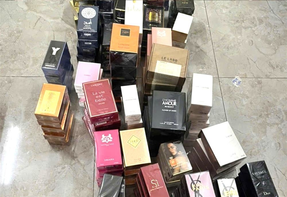 Tang vật thu giữ trong vụ buôn bán nước hoa giả. Ảnh: Cổng thông tin điện tử Bộ Công an.