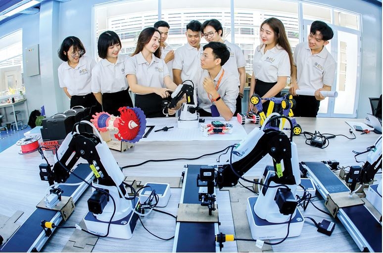 The pivotal role of intellectuals in the era of Industry 4.0