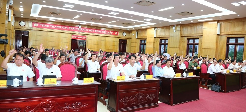 Các đại biểu HĐND tỉnh Thanh Hoá khóa XVIII đã thống nhất biểu quyết thông qua các Nghị quyết của kỳ họp.