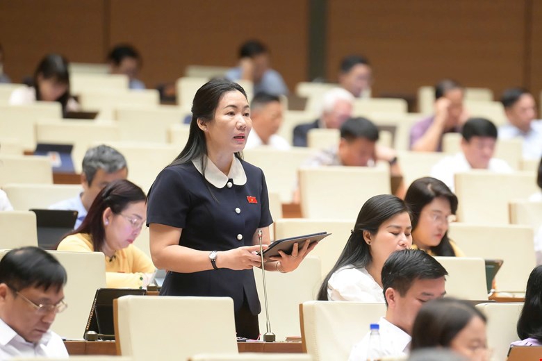 Đại biểu Trần Thị Thu Phước, đoàn Kon Tum phát biểu ý kiến (Ảnh: Mediaquốc hội).