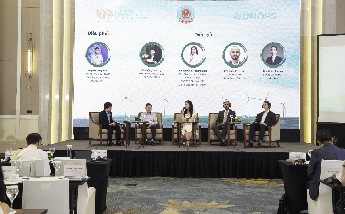 Các chuyên gia tại hội thảo tổng kết “Chương trình truyền thông nâng cao nhận thức cộng đồng về chuyển dịch năng lượng”. 