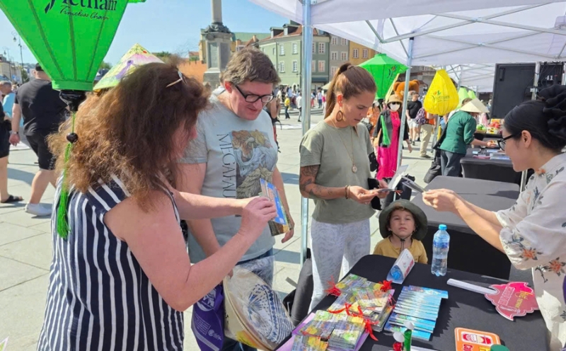 Hue promotes tourism in Warsaw, Poland