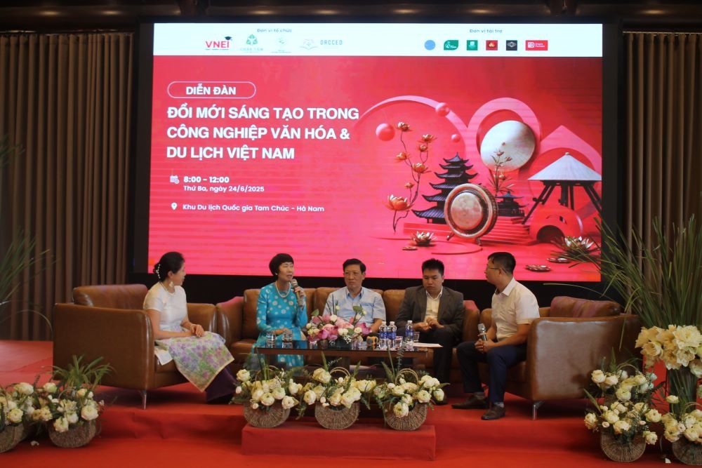 C&aacute;c chuy&ecirc;n gia về văn h&oacute;a v&agrave; du lịch trao đổi tại Diễn Đ&agrave;n. Ảnh Chu Kh&ocirc;i.