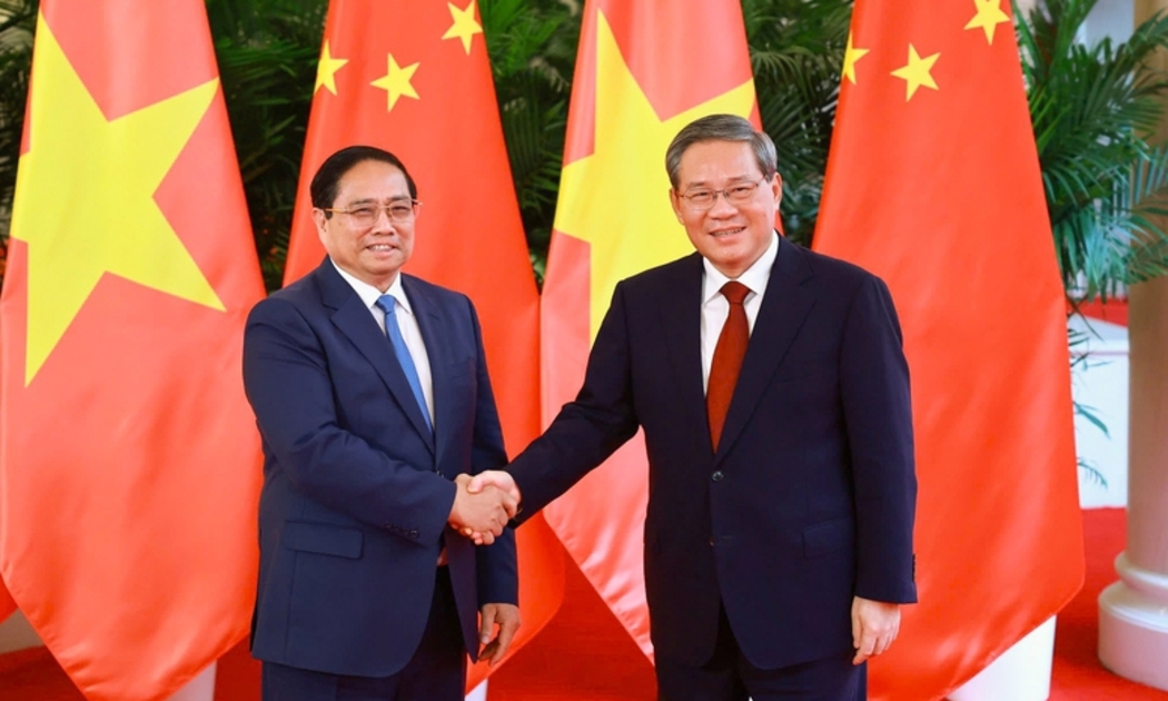 Thủ tướng Phạm Minh Chính và Thủ tướng Trung Quốc Lý Cường trước khi bắt đầu cuộc hội đàm chiều ngày 24/6 - Ảnh: VGP
