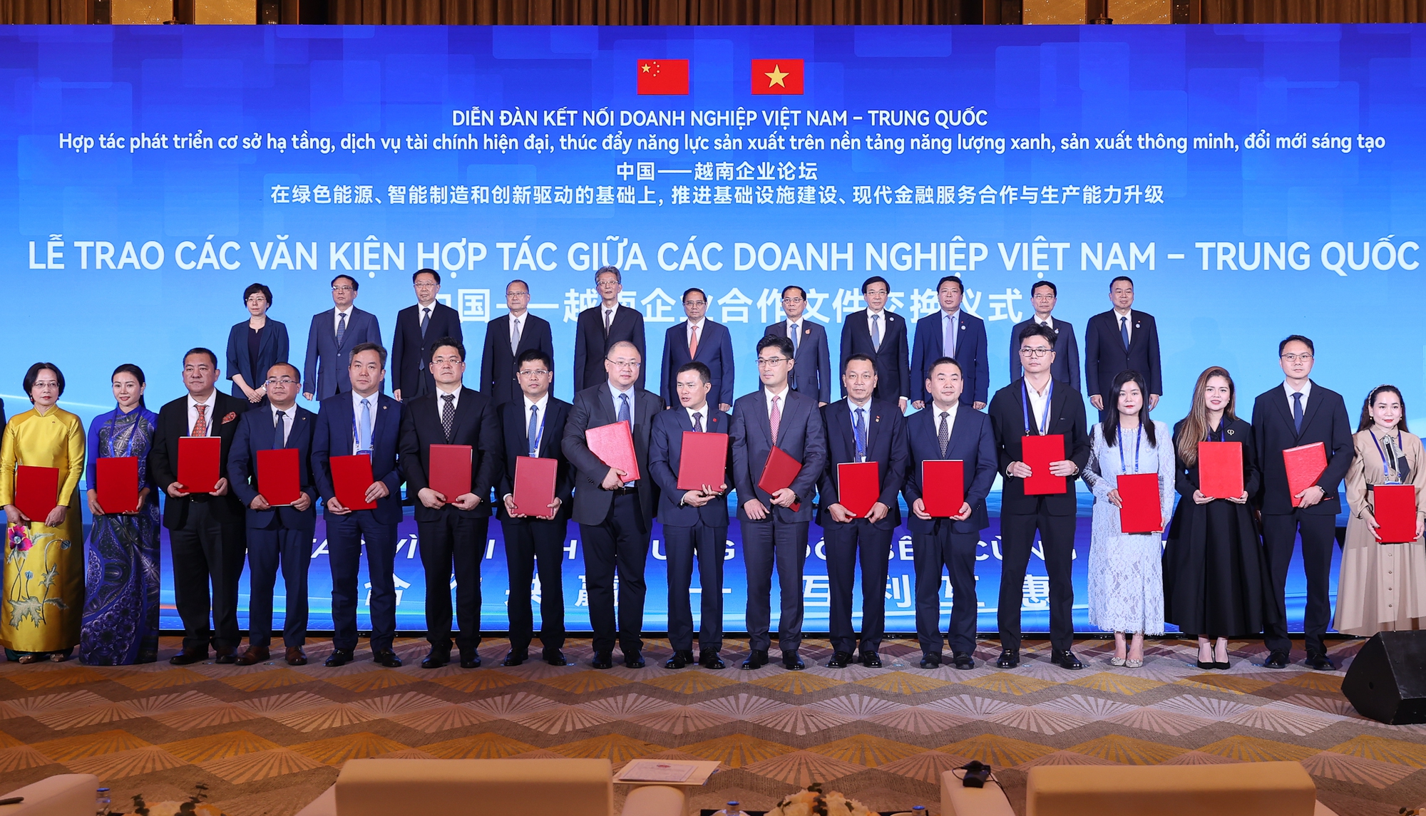 Thủ tướng và các đại biểu đã chứng kiến lễ trao 9 biên bản ghi nhớ hợp tác giữa các doanh nghiệp hai nước - Ảnh: VGP