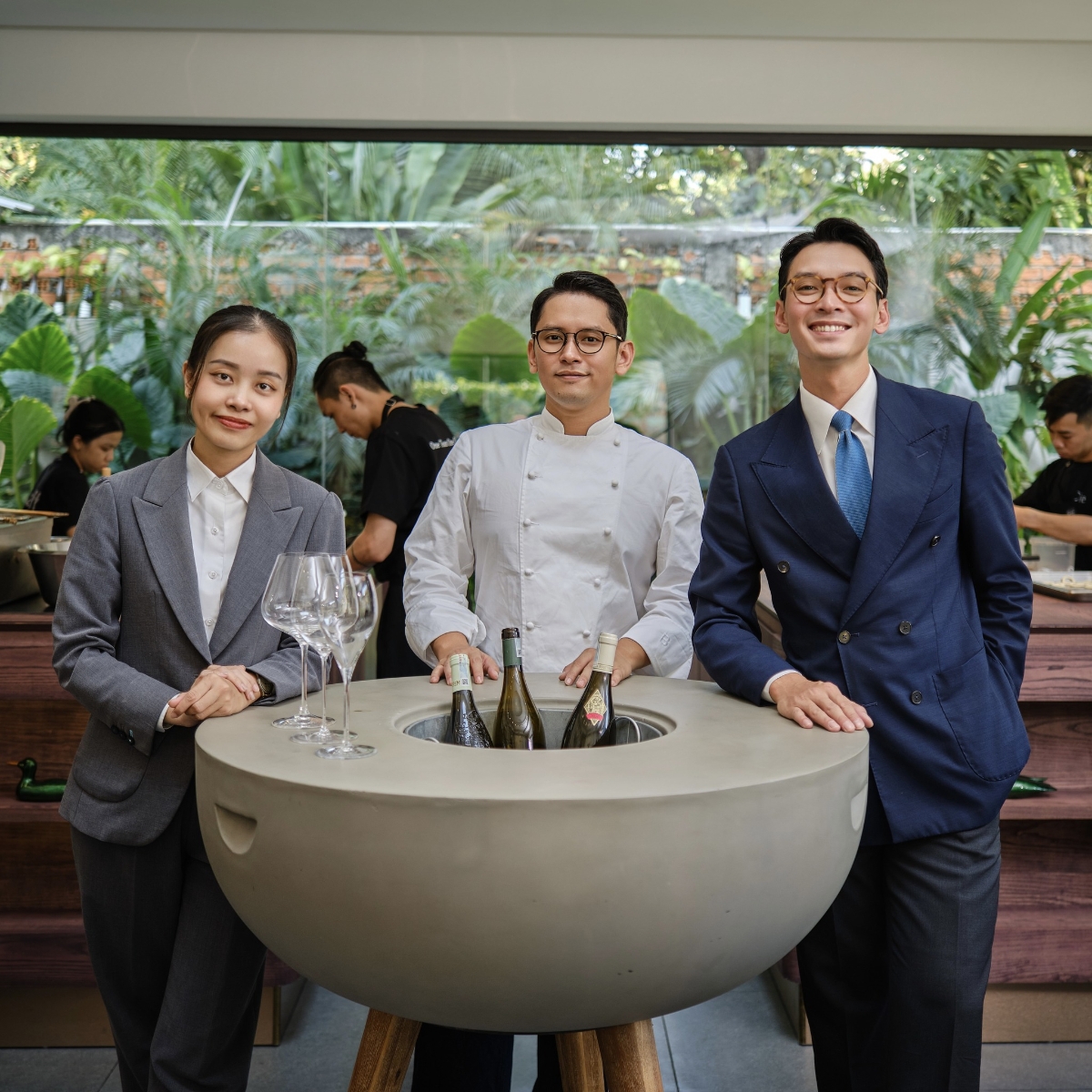 Bếp trưởng&nbsp;Việt Hồng (giữa) trong kh&ocirc;ng gian của&nbsp;Ciel Dining.