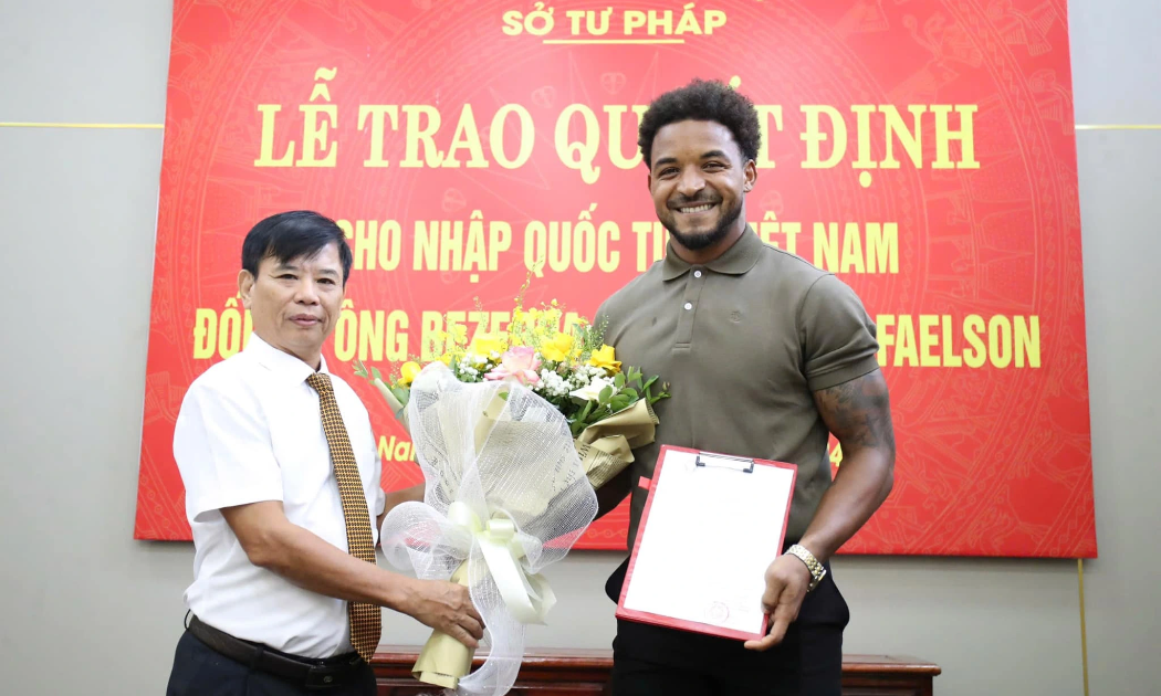 Tiền đạo Nguyễn Xuân Son nhận quốc tịch Việt Nam.
