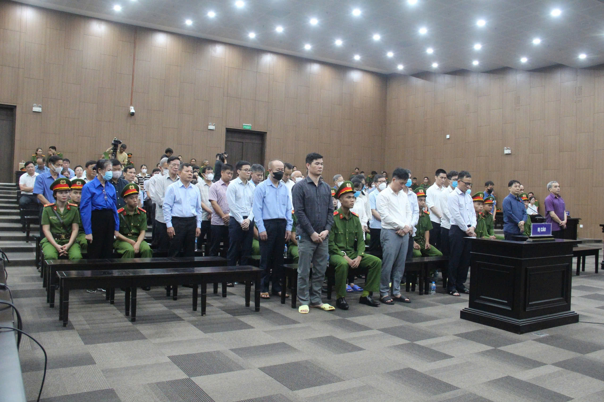 Các bị cáo tại phiên tòa sơ thẩm.
