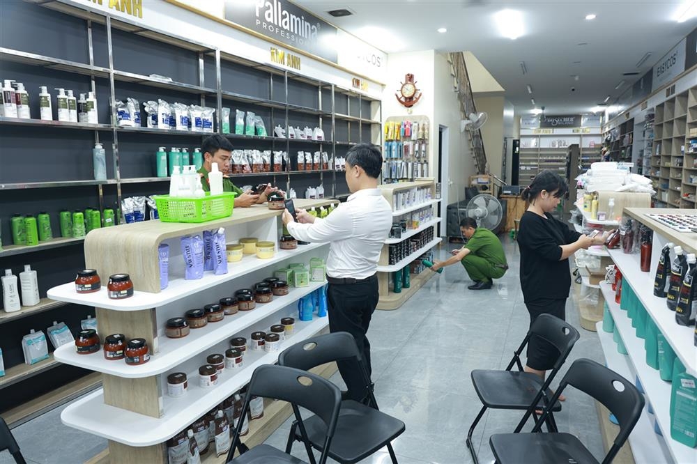 Lực lượng chức năng kiểm tra số mỹ phẩm không rõ nguồn gốc.