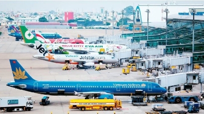 Air transport sees strong growth in first half