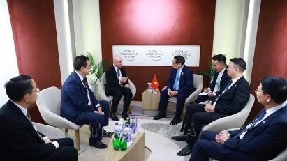 PM meets with global tech corporations, investment fund in Tianjin