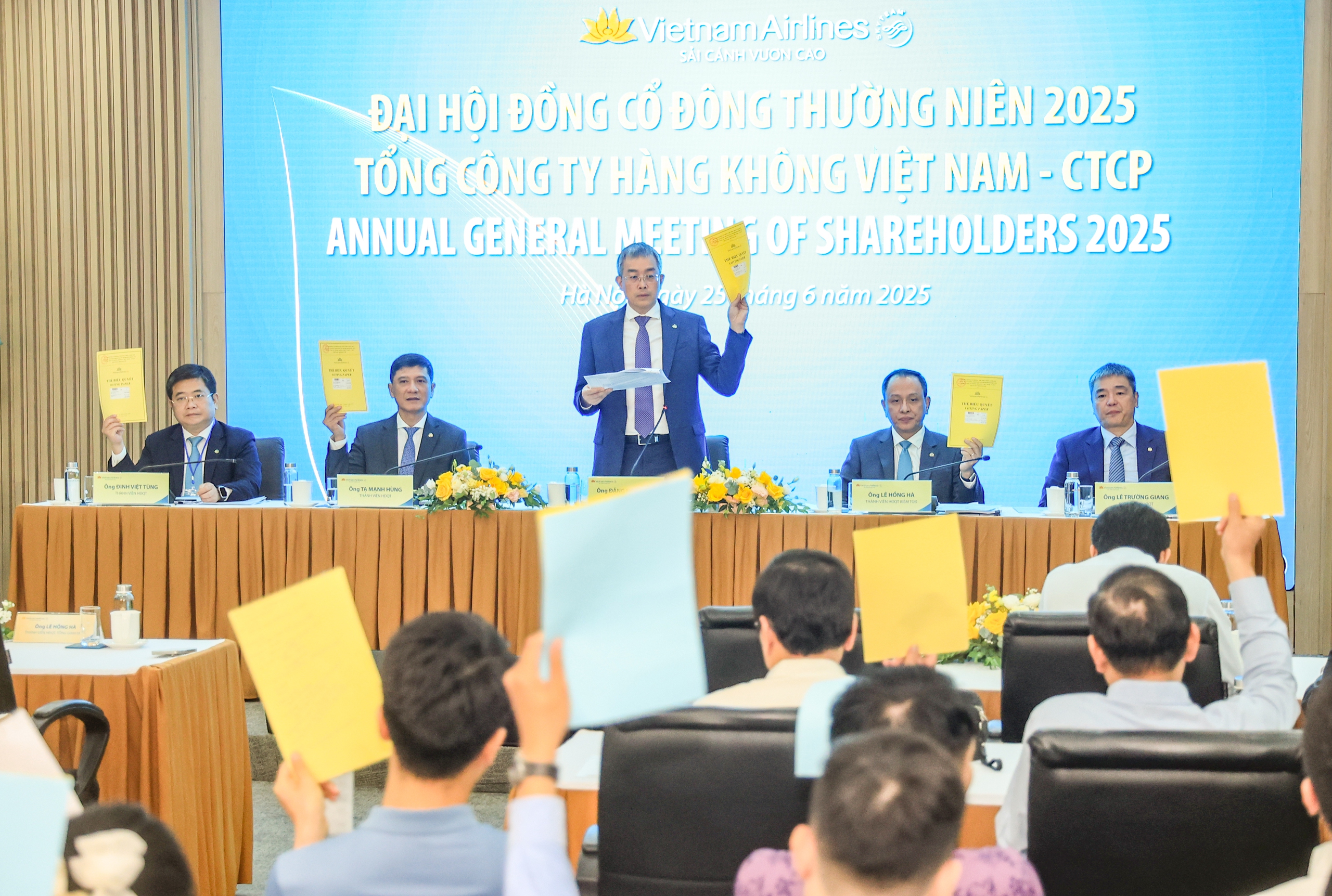 C&aacute;c đại biểu bỏ phiếu tại Đại hội đồng cổ đ&ocirc;ng thường ni&ecirc;n 2025 của Vietnam Airlines.