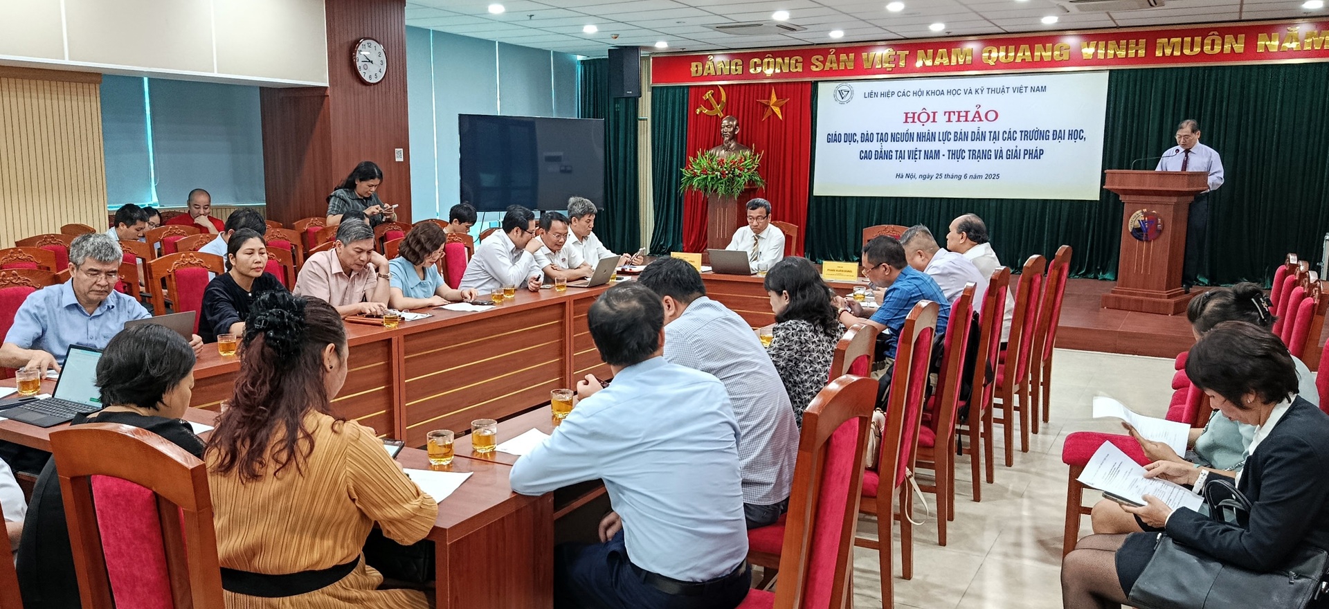 Hội thảo khoa học với chủ đề: “Giáo dục, đào tạo nguồn nhân lực bền vững tại các trường đại học, cao đẳng tại Việt Nam – Thực trạng và giải pháp”.