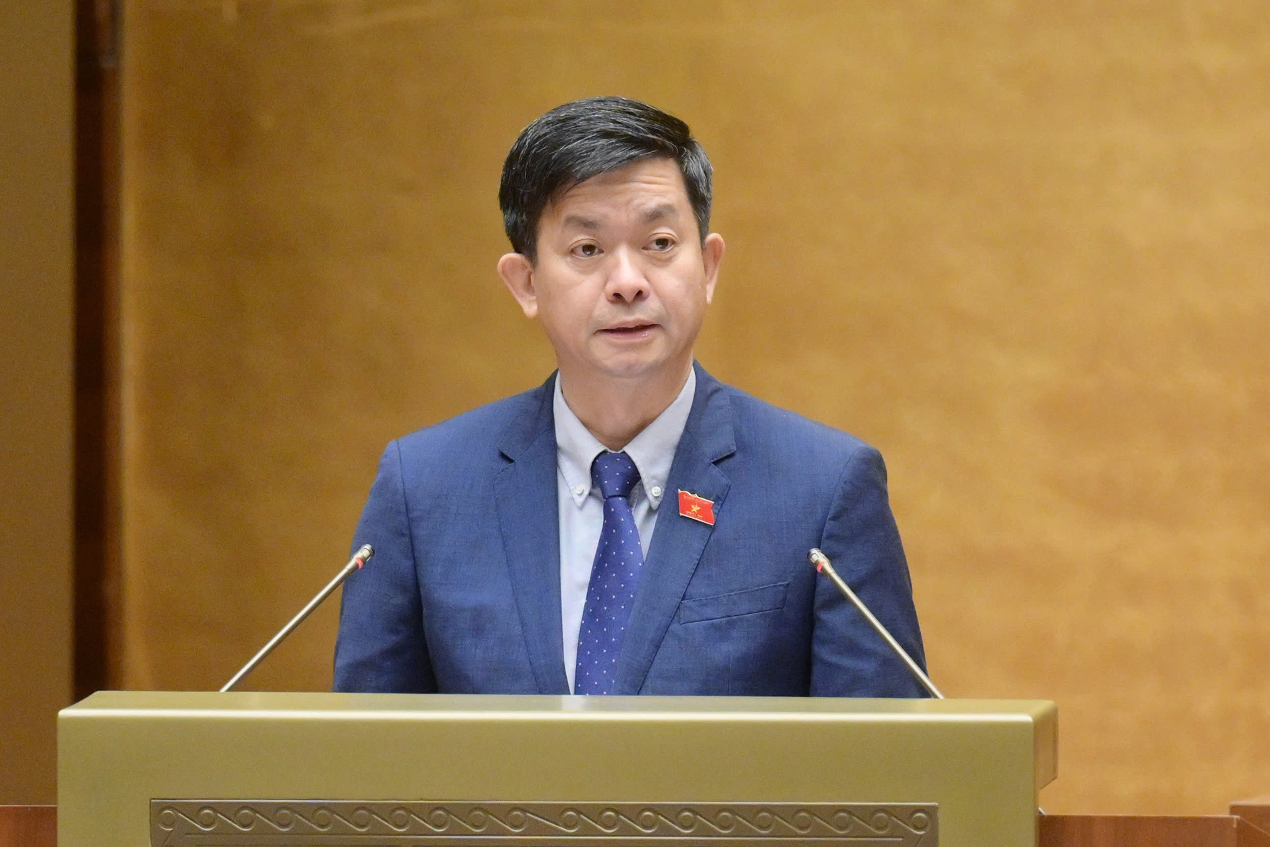 Tổng Thư ký, Chủ nhiệm Văn phòng Quốc hội Lê Quang Tùng báo cáo giải trình, tiếp thu, chỉnh lý dự thảo Nghị quyết. Ảnh: Quochoi.vn.